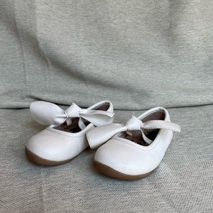 Adorable Livie and Luca white dress size 7 toddler shoes